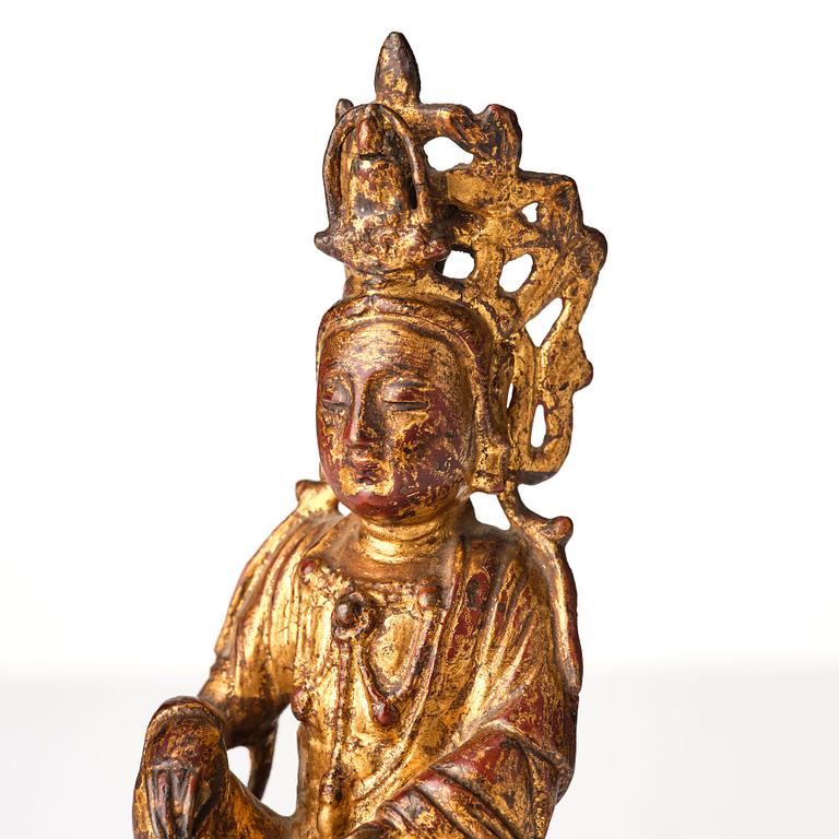 Guanyin/Avalokiteshvara, fögylld och lackerad brons. Mingdynastin (1368-1644).