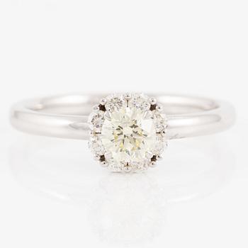 Ring with brilliant-cut diamonds.