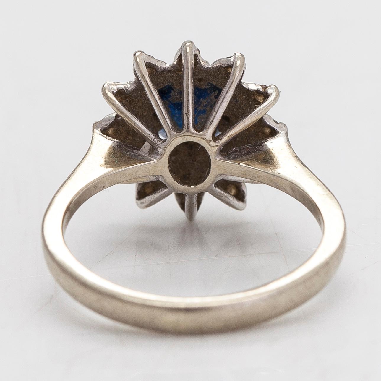 Sormus, carmosé, 18K valkokultaa timantteja yhteensä noin 0.06 ct ja safiiri. Ruotsalainen tuontileima.