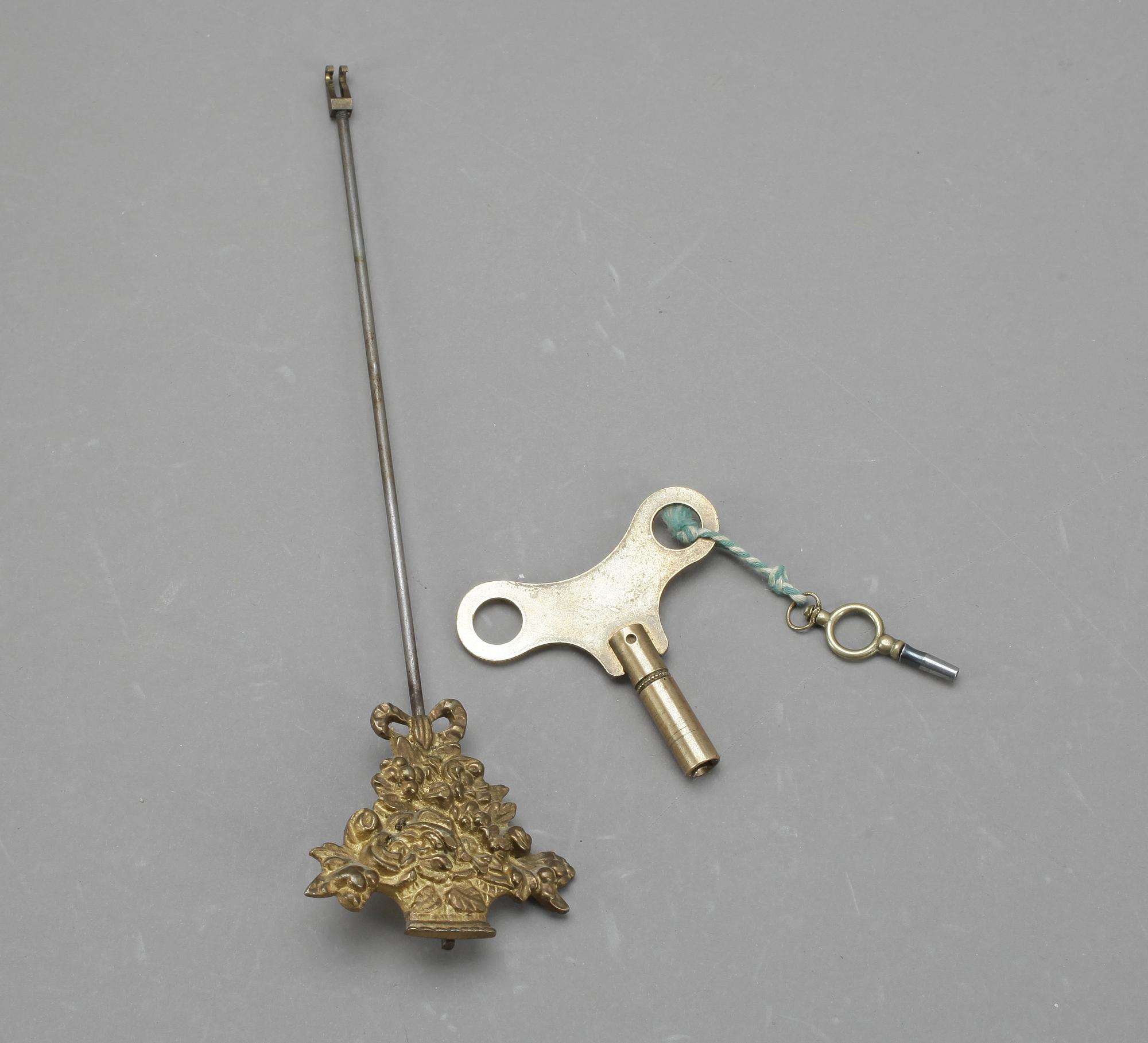 BORDSPENDYL, Louis XVI stil, omkr år 1900.