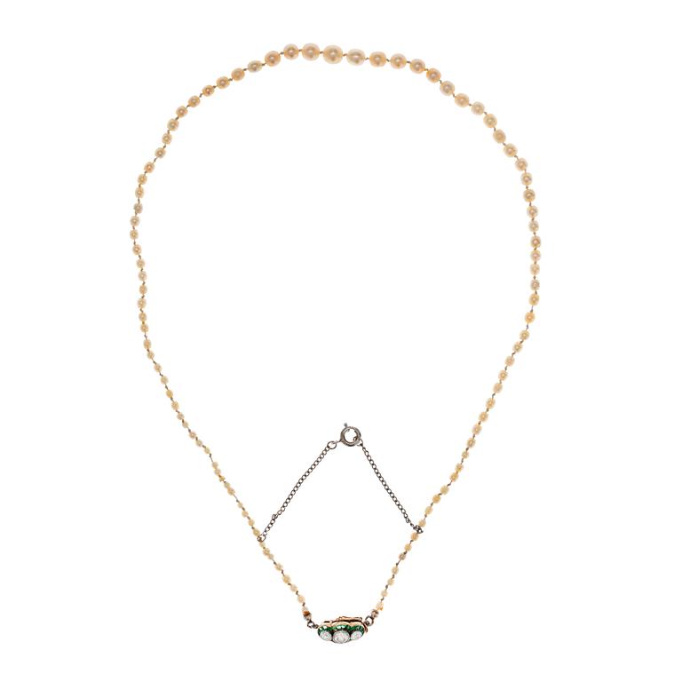 COLLIER, orientpärlor 1,5 - 5 mm. Lås i guld med antikslipade diamanter ca 0.45 ct, smaragder. Tidigt 1900 t.
