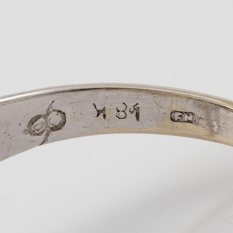 Ring 18K white gold with dark sapphires, pear-shaped and brilliant-cut diamonds.