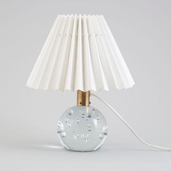 JOSEF FRANK, bordslampa, modell 1819, Firma Svenskt Tenn, modellen formgiven 1934.