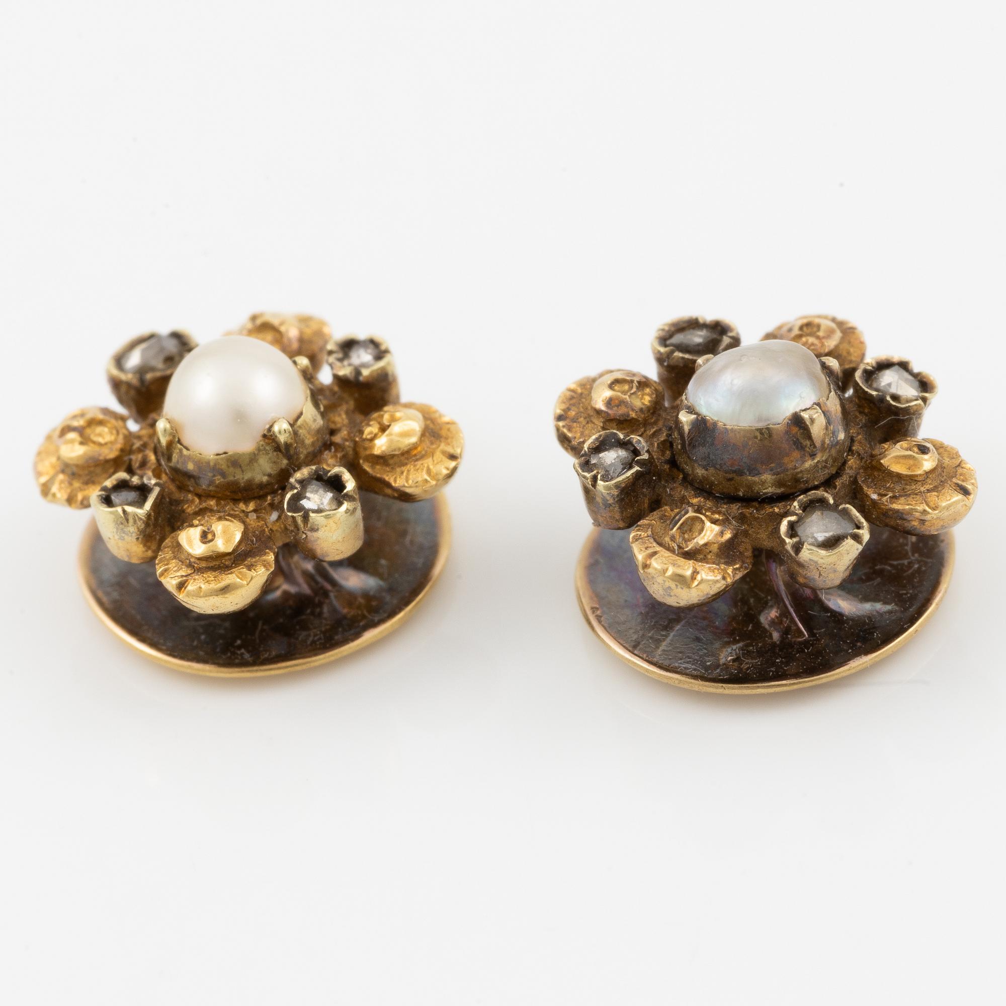 A pair of shirt buttons in 18K gold with pearls and rose-cut diamonds.