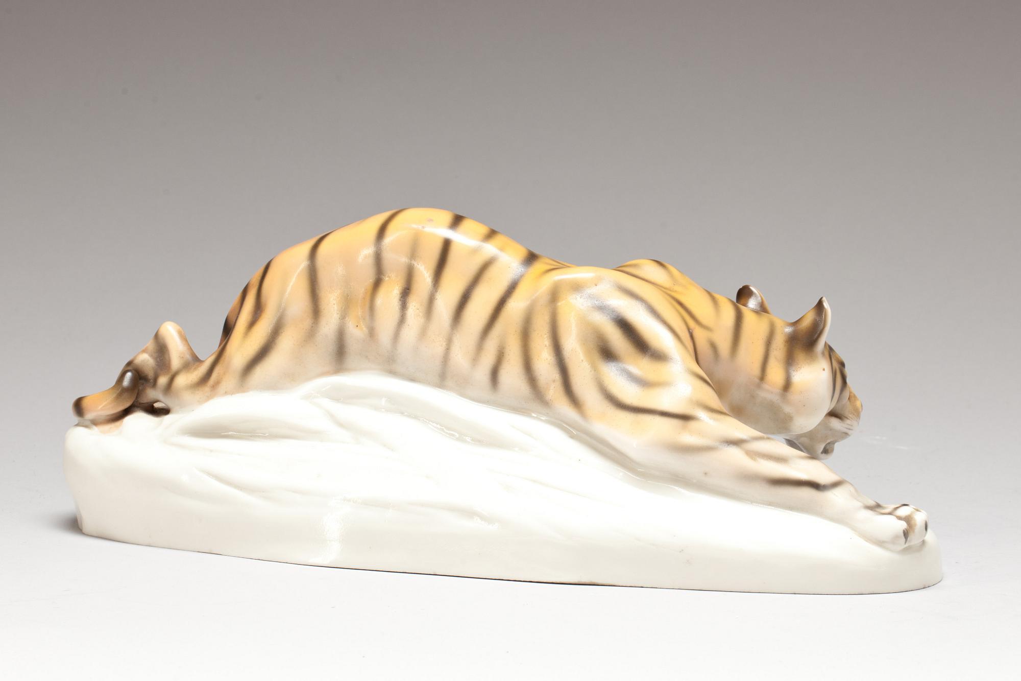 FIGURIN, porslin, Jarl, Royal Dux, märkt.