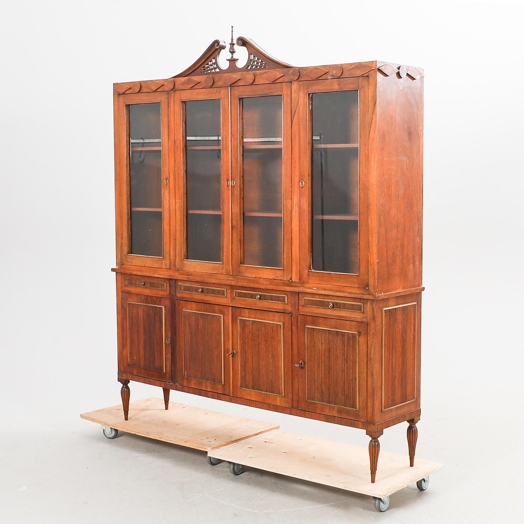 Vitrinskåp tidigt 1900.
