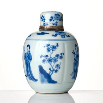 Tedosa med lock, porslin. Qingdynastin, Kangxi (1662-1722).