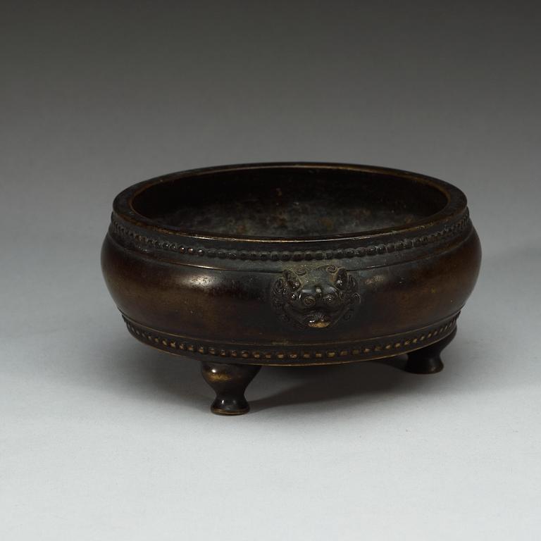 TRIPOD, brons. Qing dynastin (1644-1912), med Xuande sex karaktärers märke.