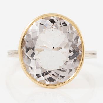 Ring, 18K gold with oval morganite 6.99 ct.