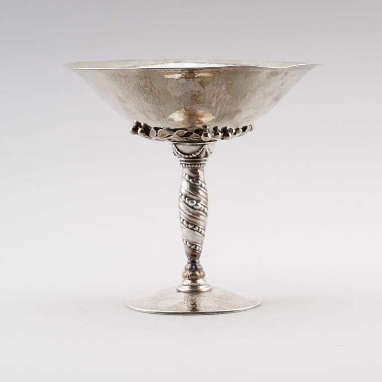 SKÅL PÅ FOT, silver, Georg Jensen samt stämplar för K Anderson, Stockholm 1925. Vikt ca 562 gram.