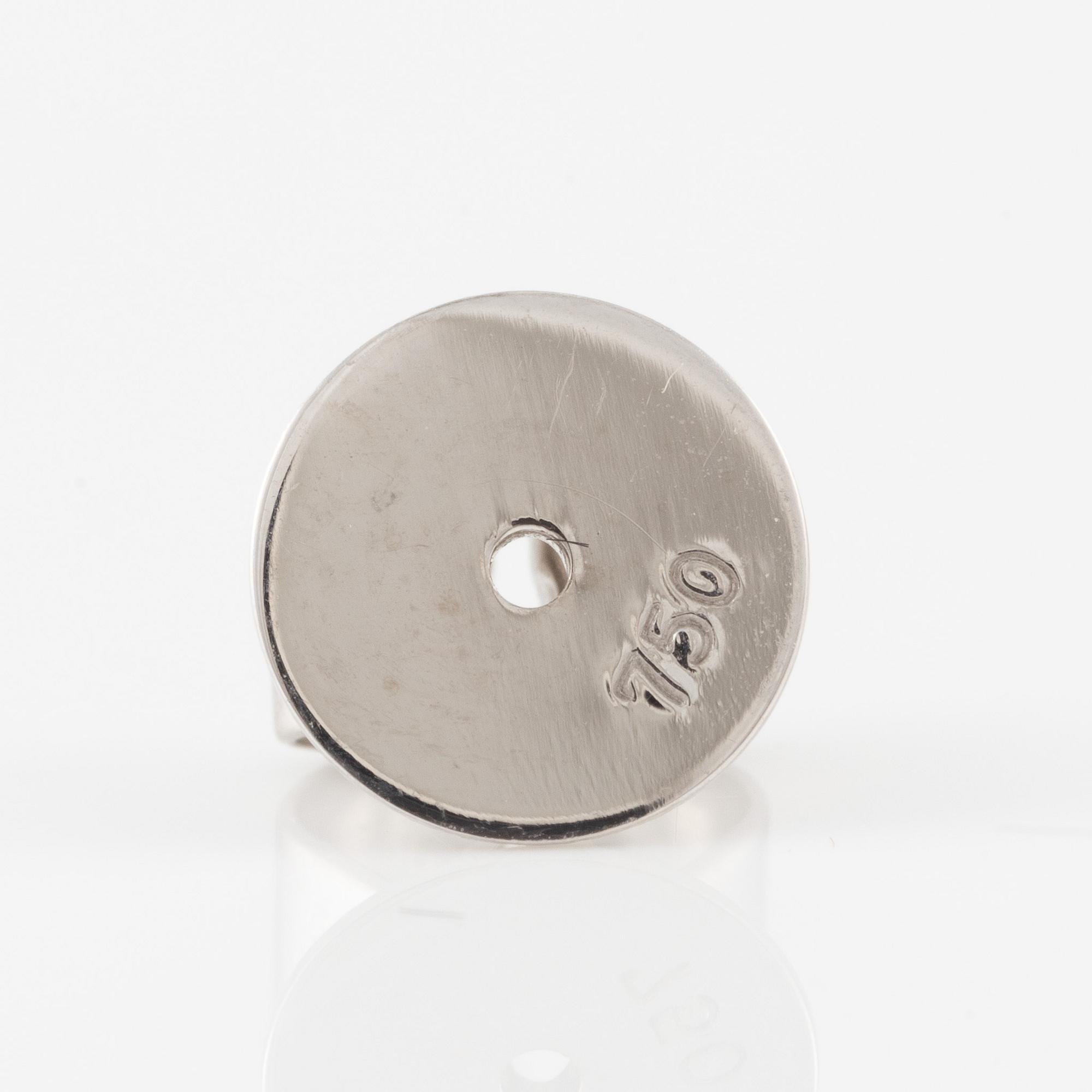 Örhängen hjärtformade med droppslipade och prinsesslipade diamanter.