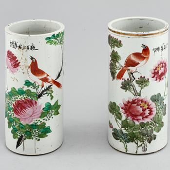 PENSELSTÄLL, 2 st, porslin, Kina, 1800/1900-tal.