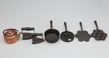 LEKSAKSPIS med tillbehör, 8 delar, plåt, järn samt koppar, 1800/1900-tal.