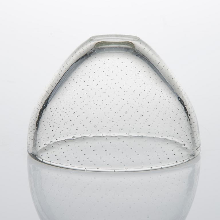 VAS, glas, signerad med syrapenna G. Nyman, Nuutajärvi, daterad 1947.