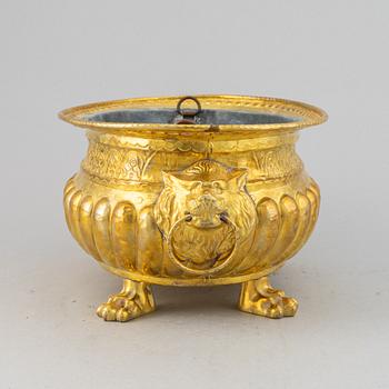 A brass flower pot, 19th century.