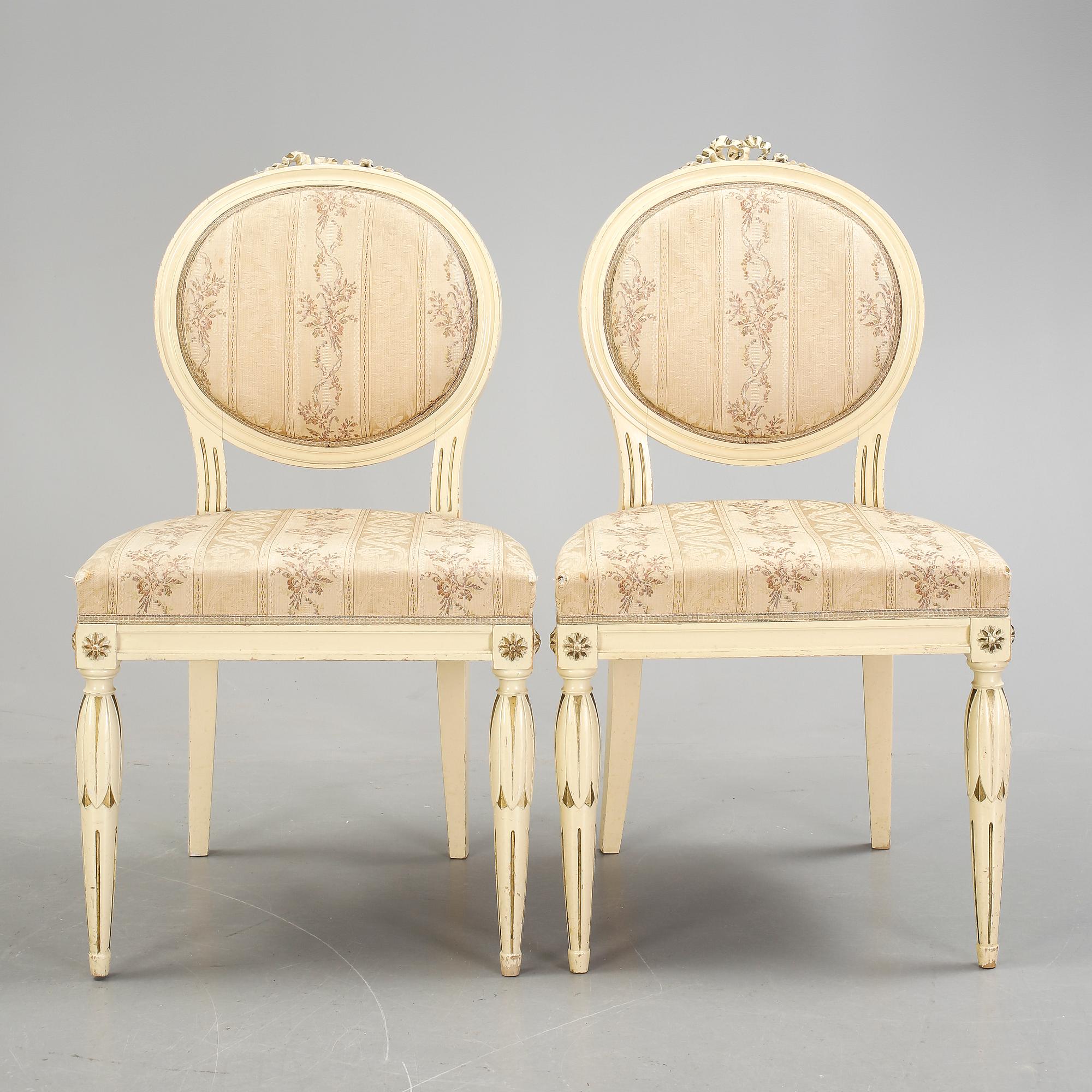 STOLAR, ett par, gustaviansk stil, omkr år 1900.