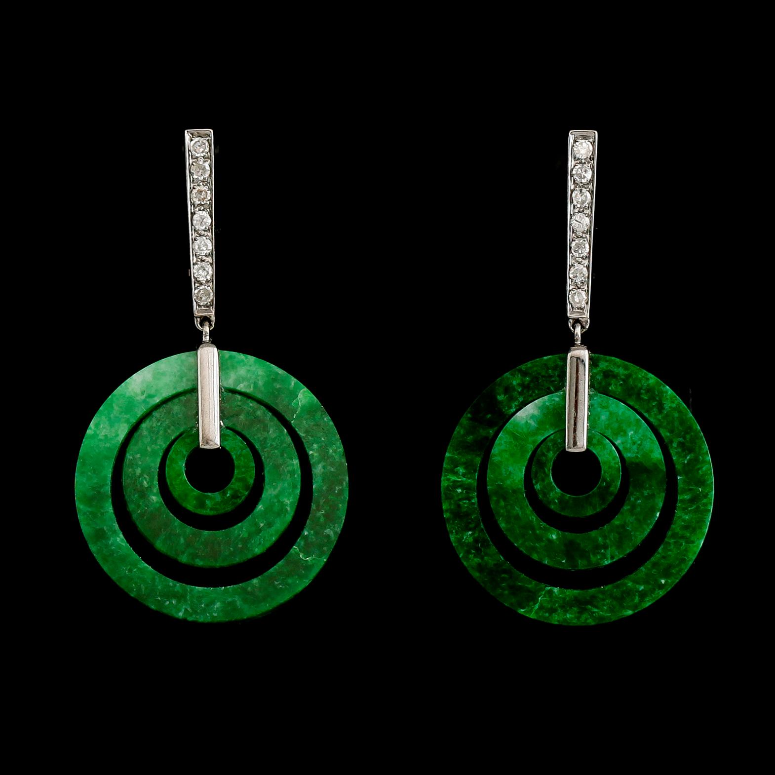 ÖRHÄNGEN, 1 par, 18 k rhodinerat/svärtat vitguld, grön jade, briljantslipade diamanter tot ca 0.19 ct.