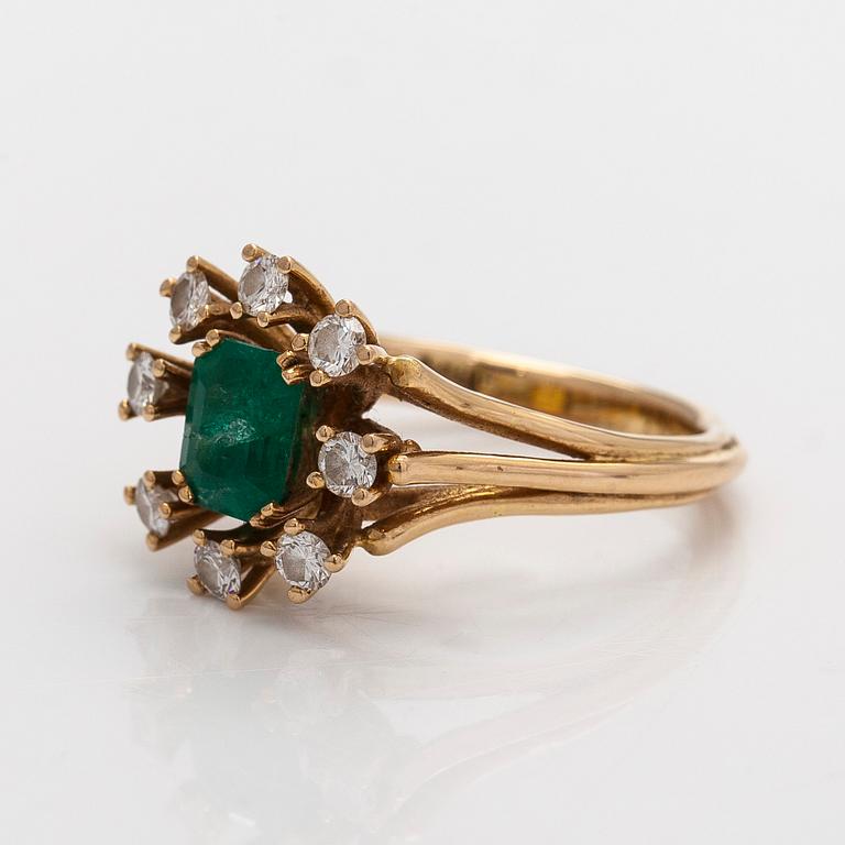 Ring, faceted emerald, brilliant cut diamonds, 18K gold, Stockholm 1982.