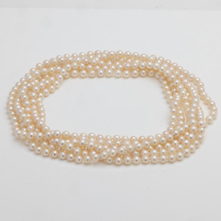 Pearl necklace of Akoya pearls.