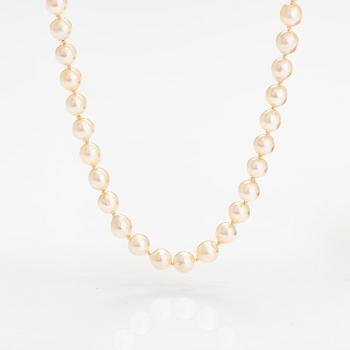 A pearl collier with cultured pearls.