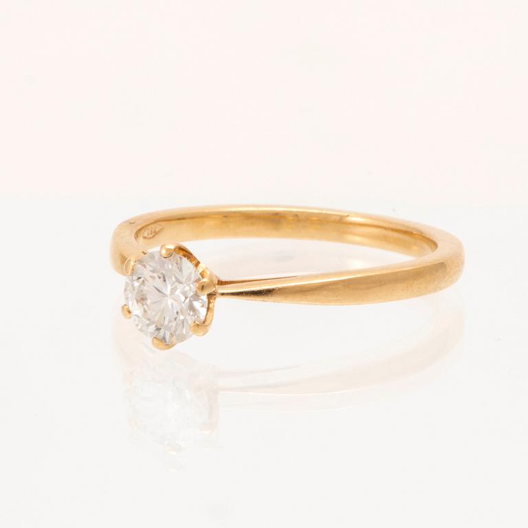 Ring solitär 18K guld med rund briljantslipad diamant med GIA certifikat.