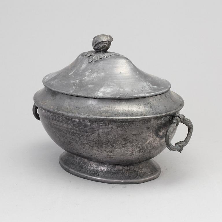 AN 18TH CENTURY PEWTER TUREEN AND COVER.