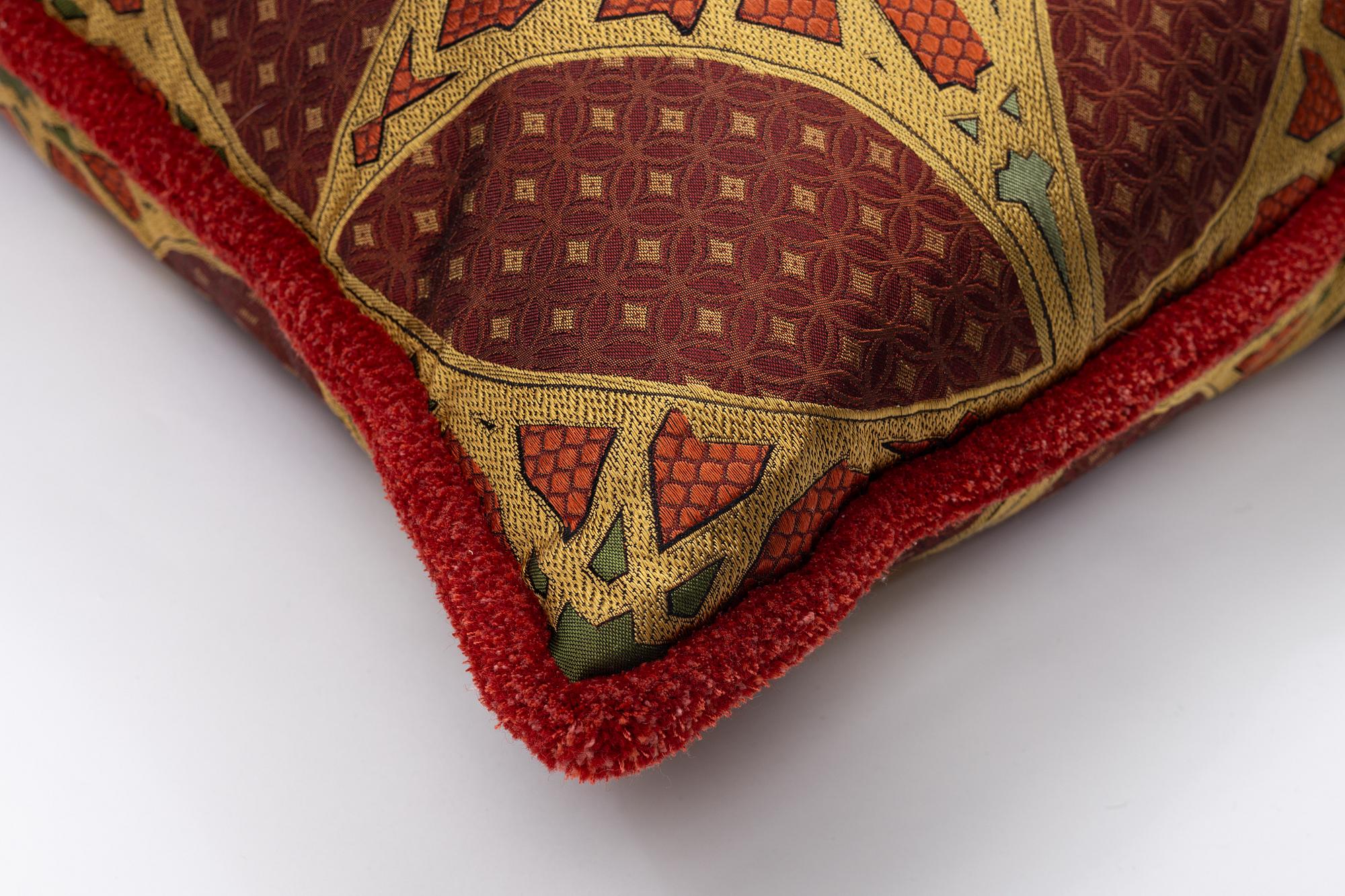 Kuddar, ett par, mönstrad vinröd textil från Silk Gallery.