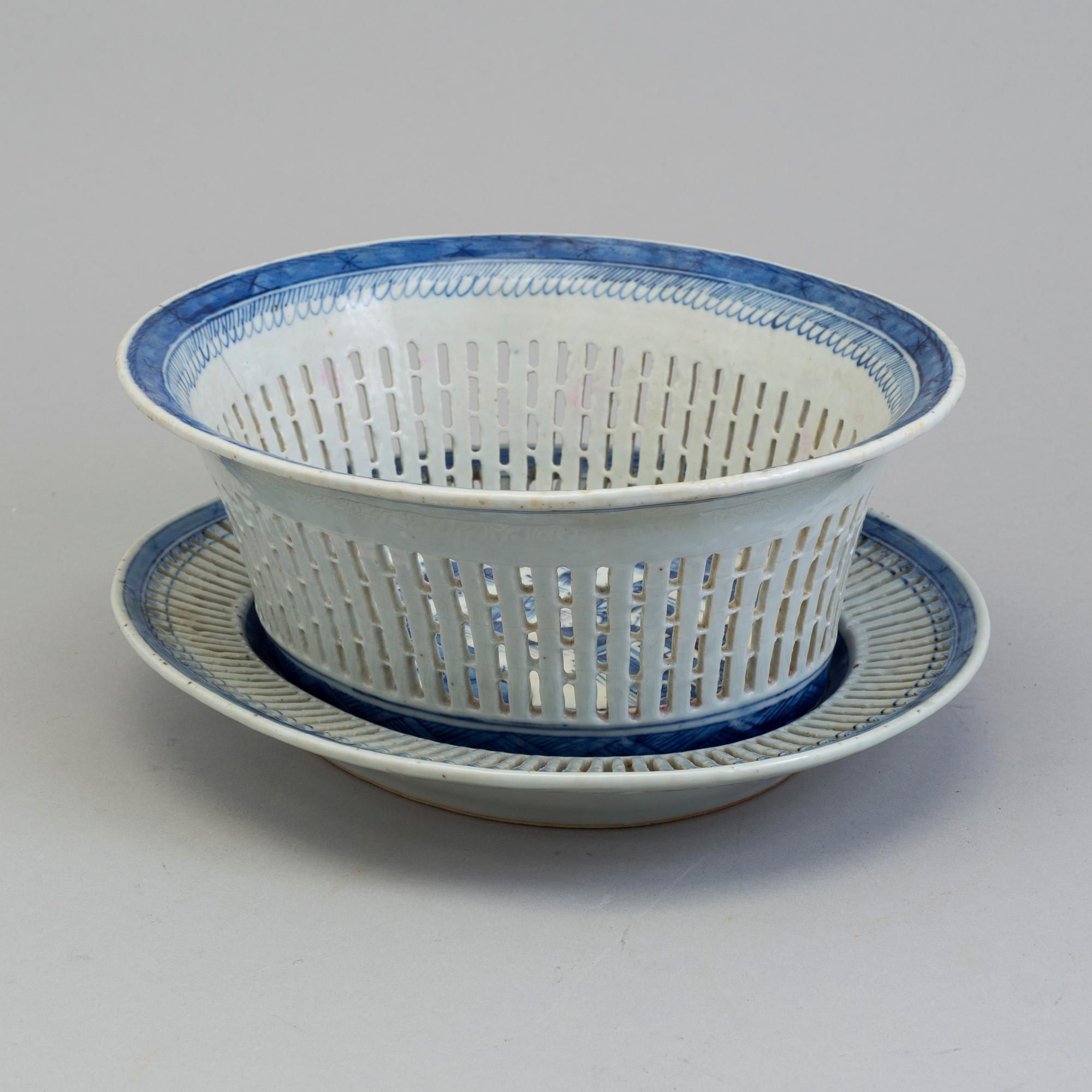 GALLERKORG med FAT, kompaniporslin. Qingdynastin, Jiaqing (1796-1820).