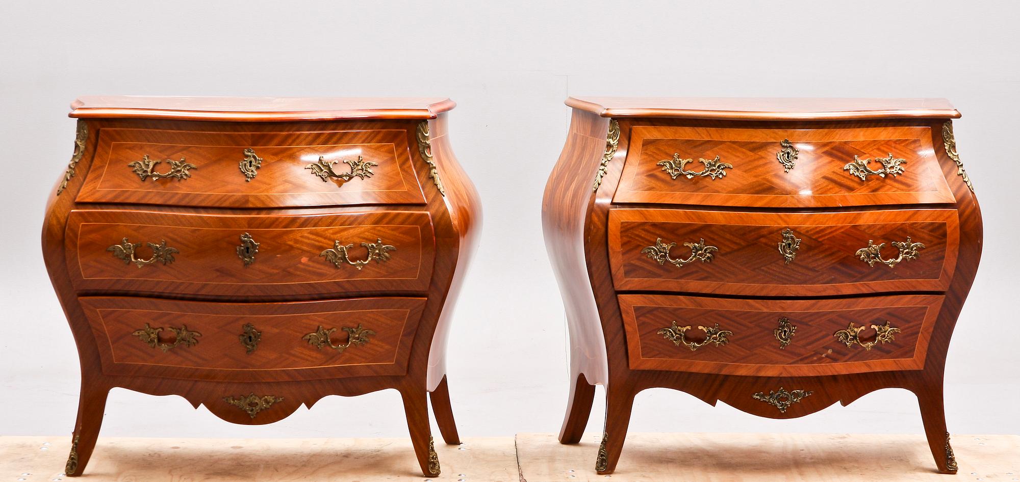 BYRÅAR, ett par rokokostil, 1900-tal.