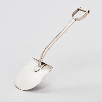 Pekka Piekäinen, A sterling silver sugar shovel. Platinoror, Turku 2008.