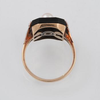 RING, 18K guld med onyx och odlad pärla. Vikt 4,2 gram.
