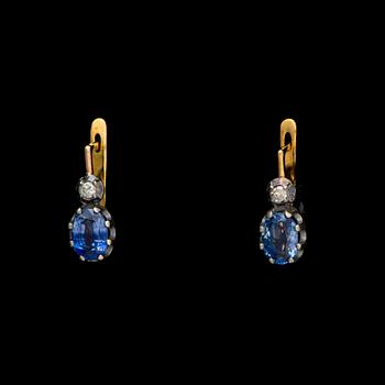 ÖRHÄNGEN, 14K guld (56), silver, safirer, diamanter. Vikt totalt ca 2,3 g.