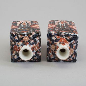 A pair of imari porcelain flasks, Meiji (1868-1912).