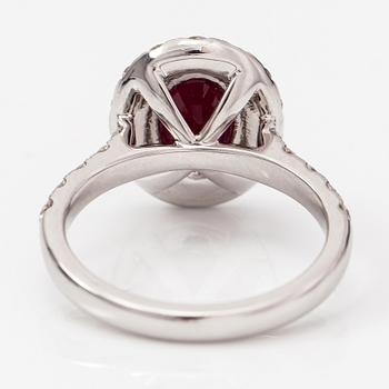 Ring, 18K white gold ring with a ca. 2.40 ct ruby and diamonds ca. 1.20 ct in total according to certificate.