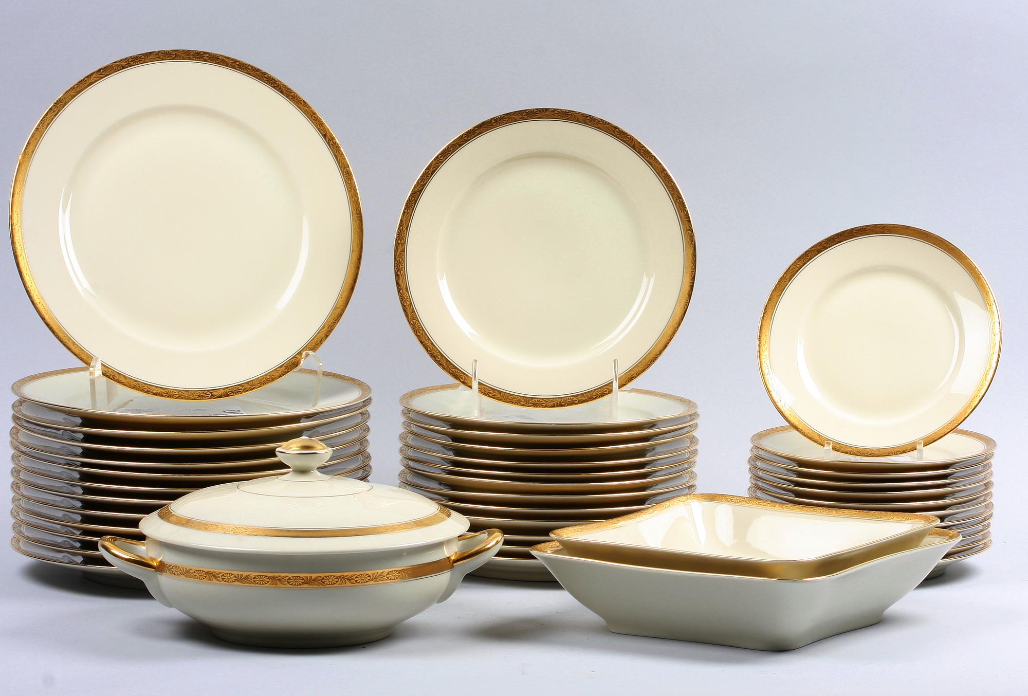 MATSERVIS, 62 delar, benporslin, "Royal Ivory", Tyskland.