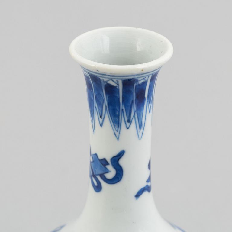 A Chinese blue and white porcelain vase, late Qing dynasty/around 1900.