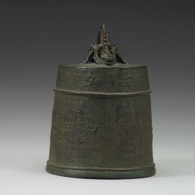 An archaistic bronze bell, late Ming dynasty (1368-1643).