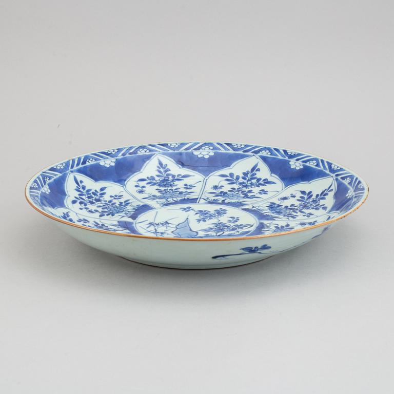 Skålfat, porslin, Qingdynastin, Kangxi (1662-1722).