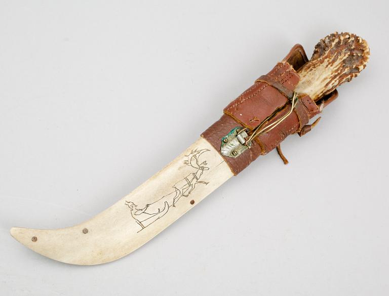 SAMEKNIV, ben och läder, signerad O Nilsson, sekelskiftet 1900.