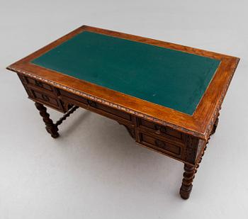 SKRIVBORD, ek, barockstil, 1900-talets första hälft.