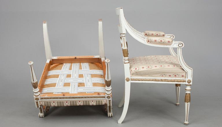 KARMSTOLAR, ett par, sengustaviansk stil, sekelskiftet 1800/1900.