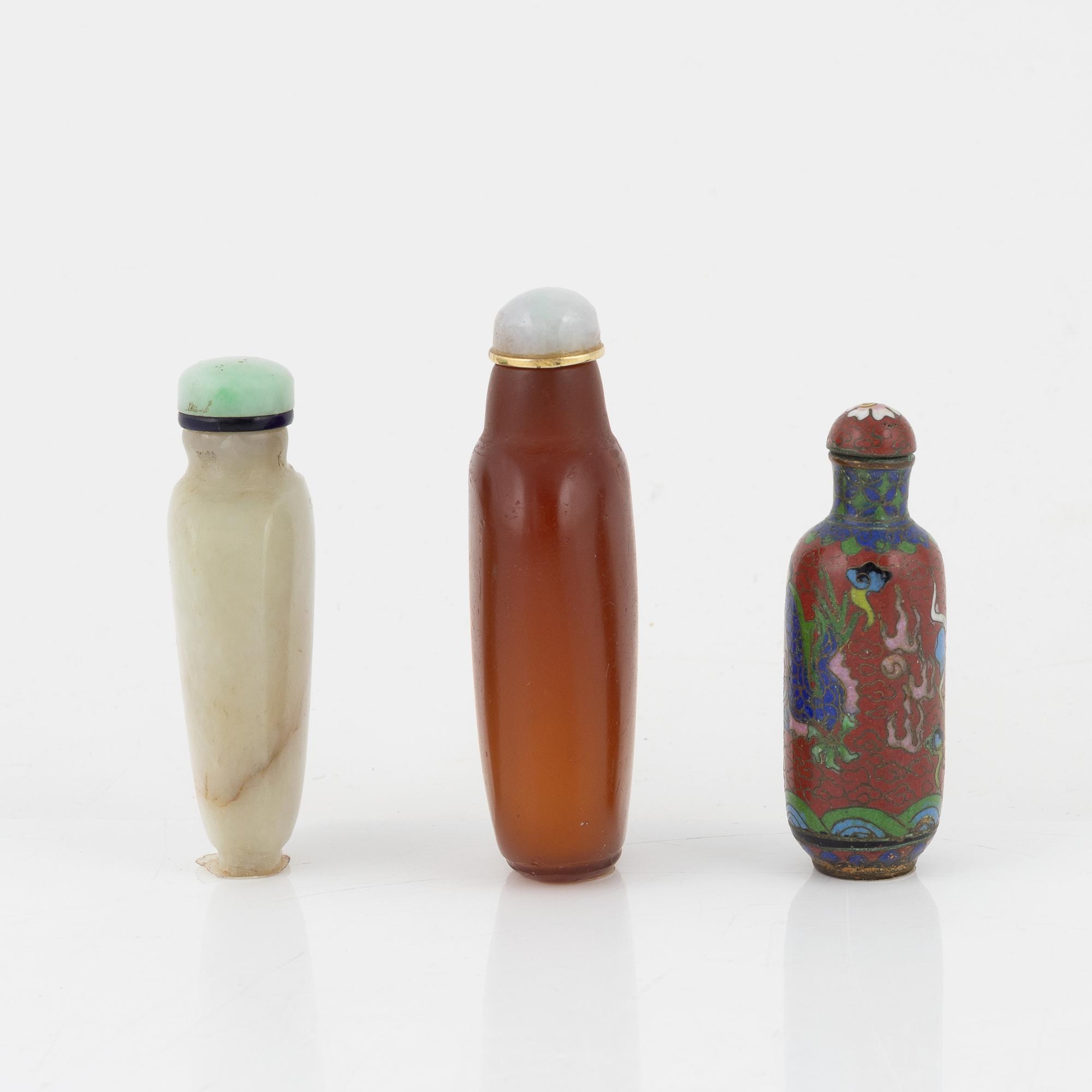Snusflaskor, tre stycken, cloisonne och sten. Kina, 1900-tal.