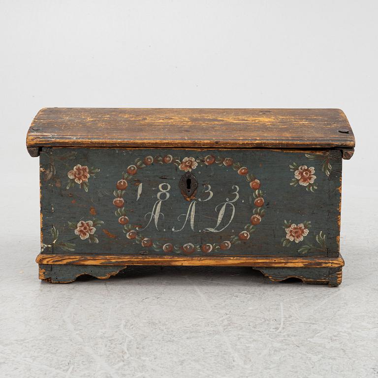 A polychrome-painted travelling case from Halland, Sweden, dated 1833.