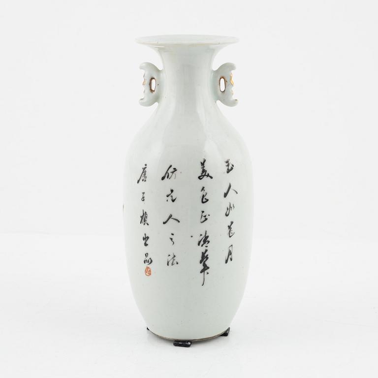 A porcleain vase, China, early 20th century.