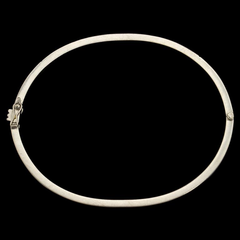 ARMRING, 18k vitguld med 21 åttkantslipade diamanter, stmpl ESM, 1900-tal. Vikt 8 g.
