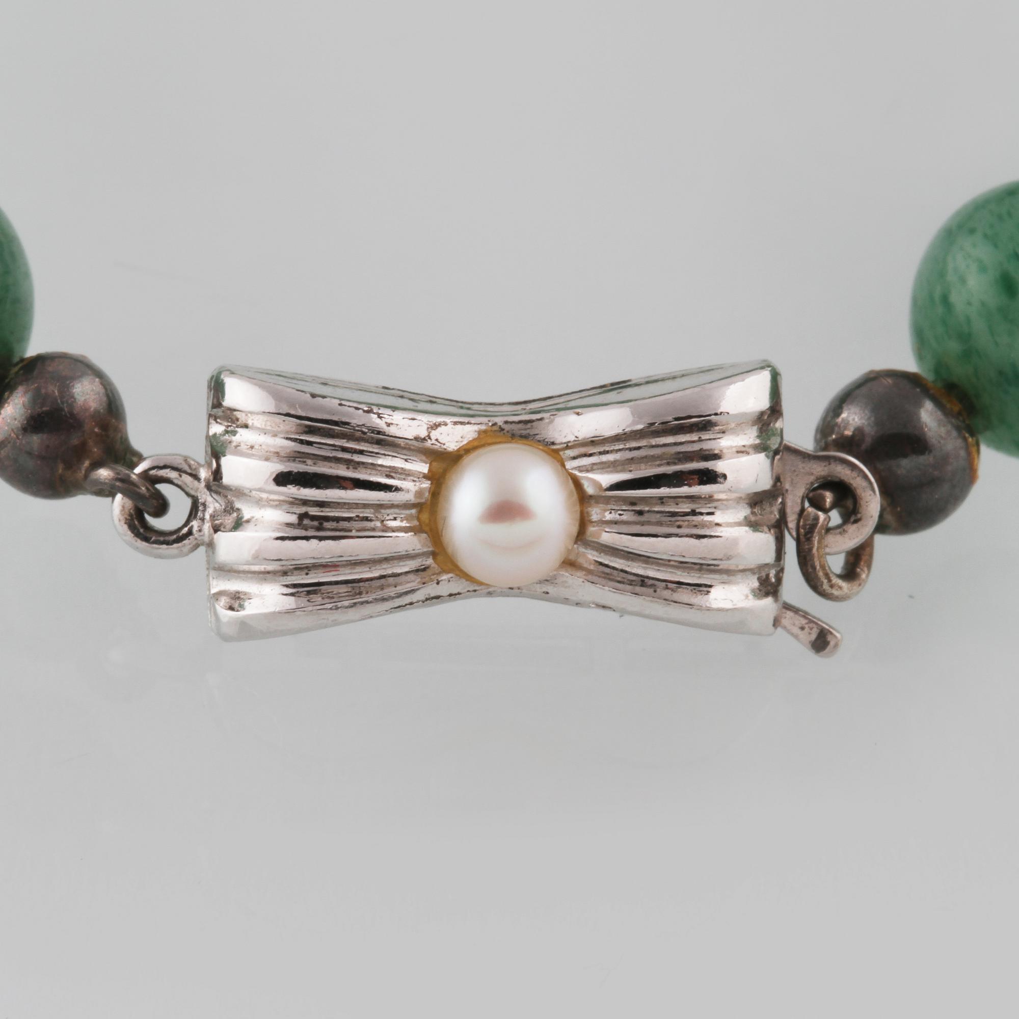 COLLIER, jade, lås i vitmetall med odlad pärla.