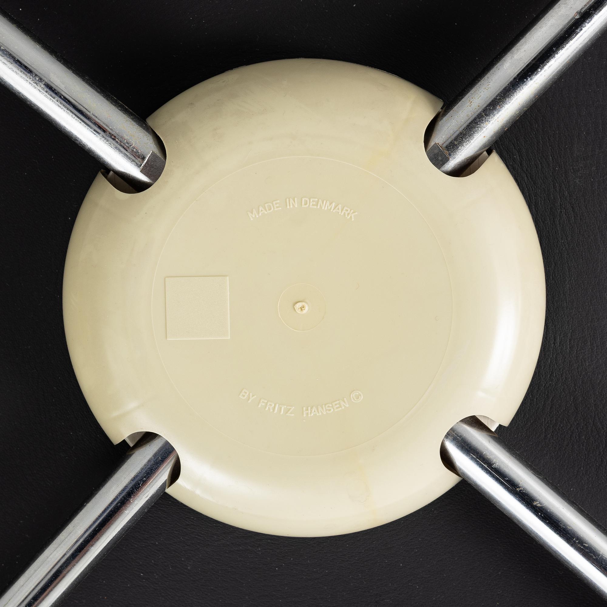 Arne Jacobsen, karmstolar 3st, "Sjuan", Fritz Hansen, 2000-tal.