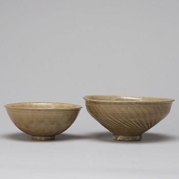 SKÅLAR, två stycken, keramik. Sydostasien, troligen Sawankhalok, 14/1500-tal.