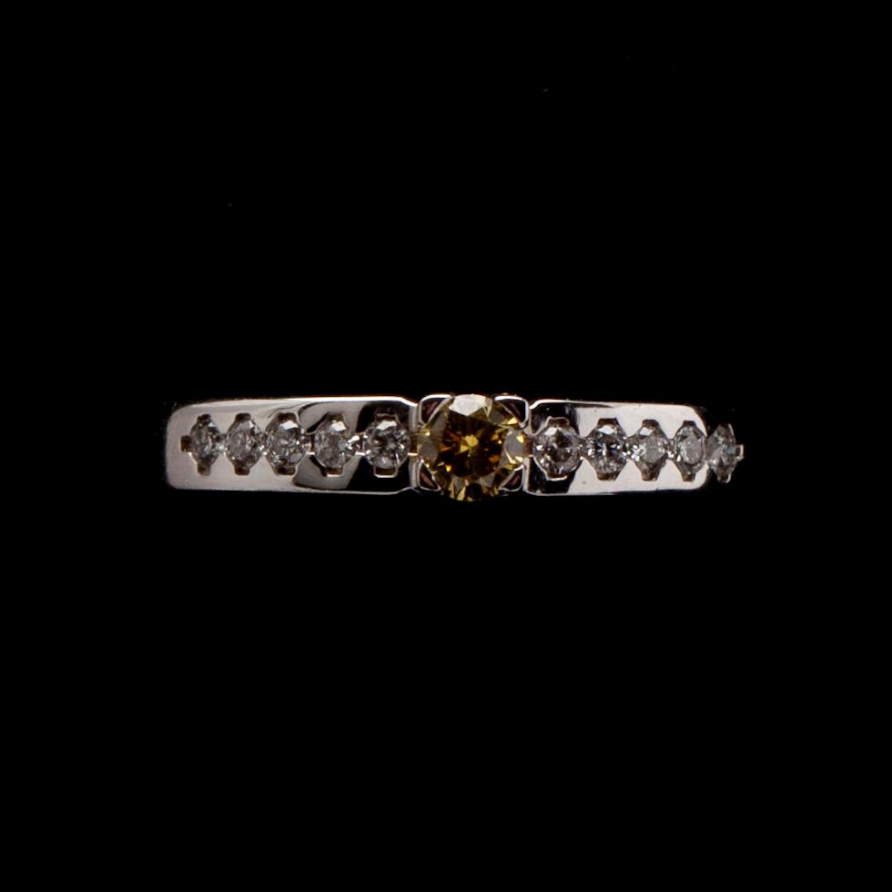 RING, vitguld 14K, briljantslipade diamanter, 0,10 + 0,10 ct. Vikt 1,95 g.