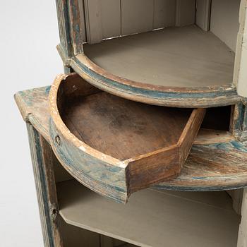 A marbeled corner cabinet, 18th Century.